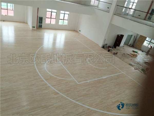 學(xué)?;@球運動地板施工步驟1
